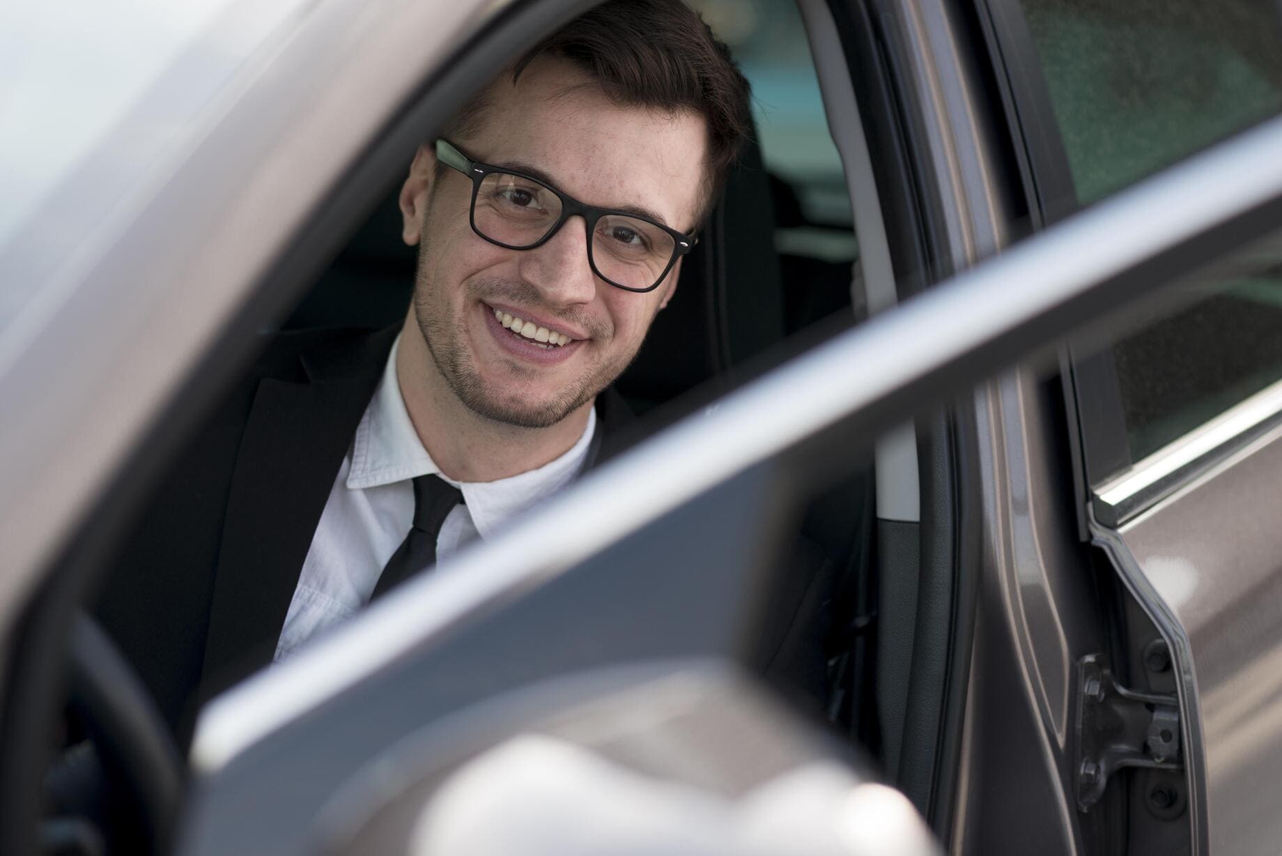 hombre moderno sonriente en coche (1) (1)